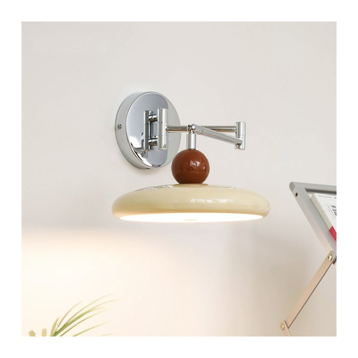 Moderne Bauhaus Wandleuchte Französisch Creme mit rotierbarem Schwenkarm und Teleskopfunktion in Beige aus Metall für dein Schlafzimmer oder Bett - Bild 1