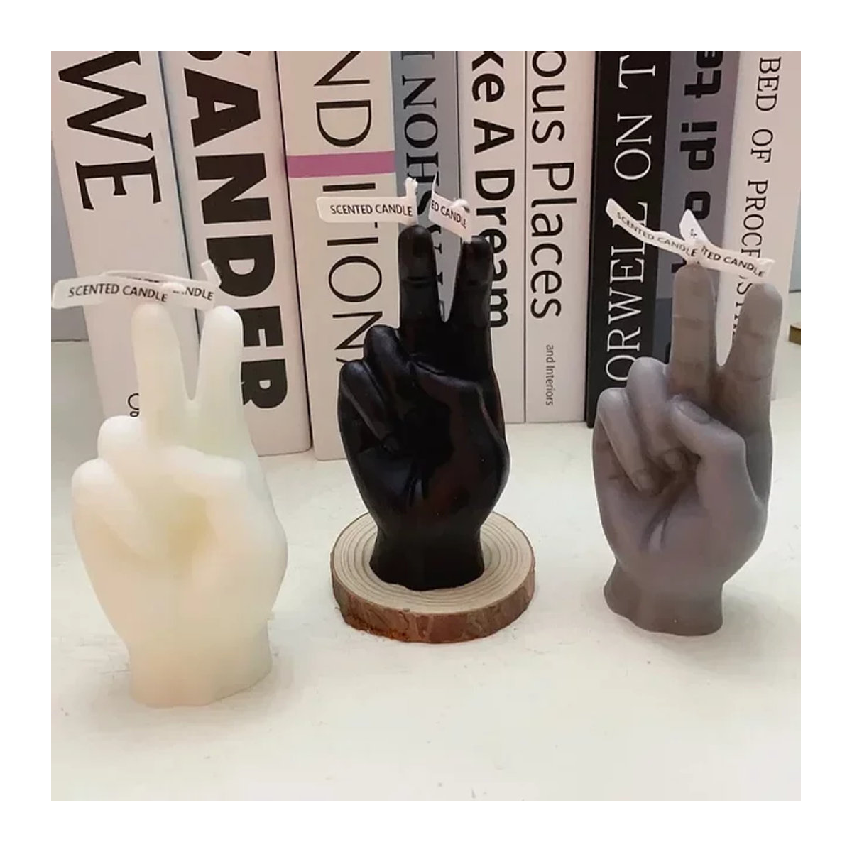 Moderne Figurenkerze in Fingerform als kreatives Deko-Ornament und Geschenk, mehrfarbig und weiß - Bild 1