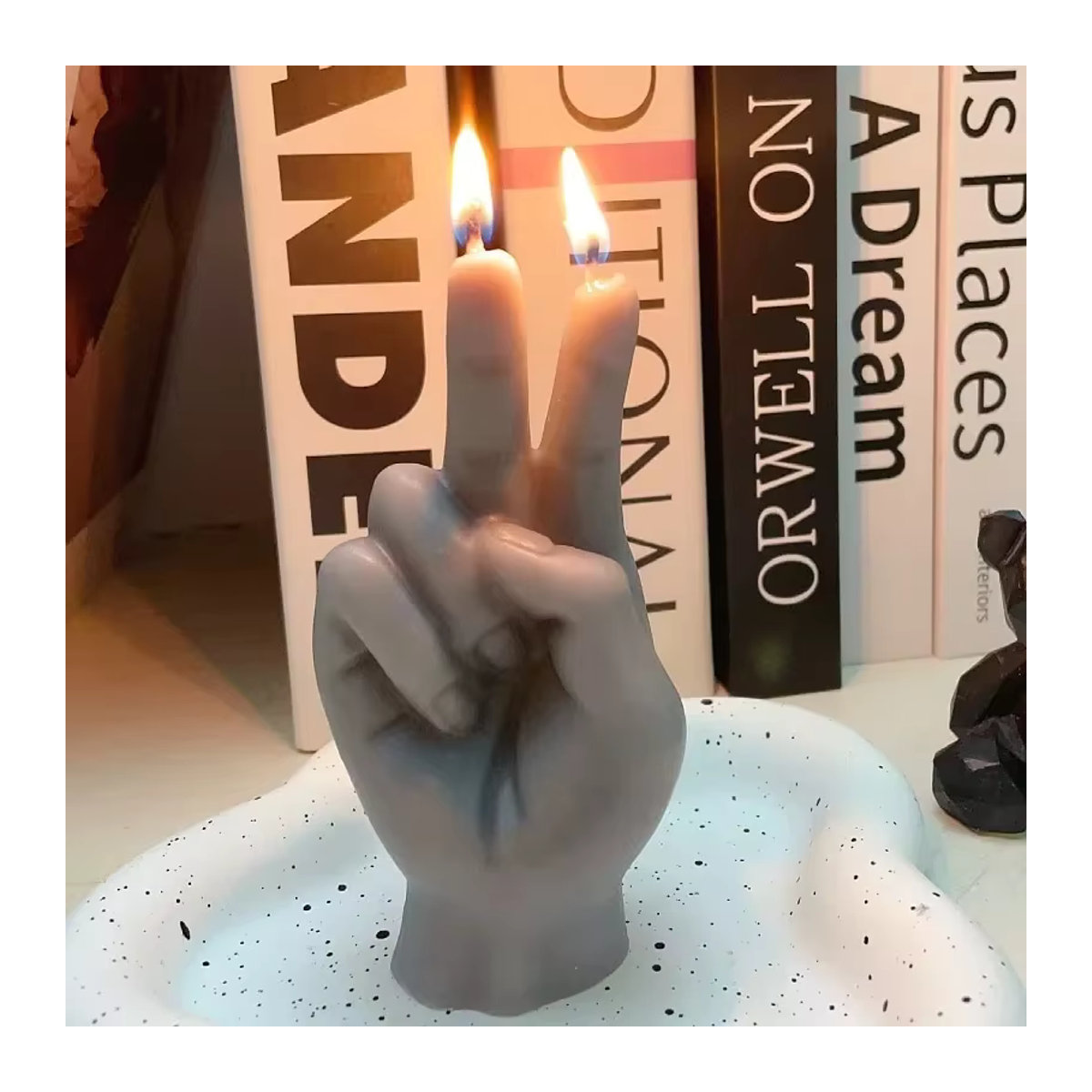 Moderne Figurenkerze in Fingerform als kreatives Deko-Ornament und Geschenk, mehrfarbig und weiß - Bild 3