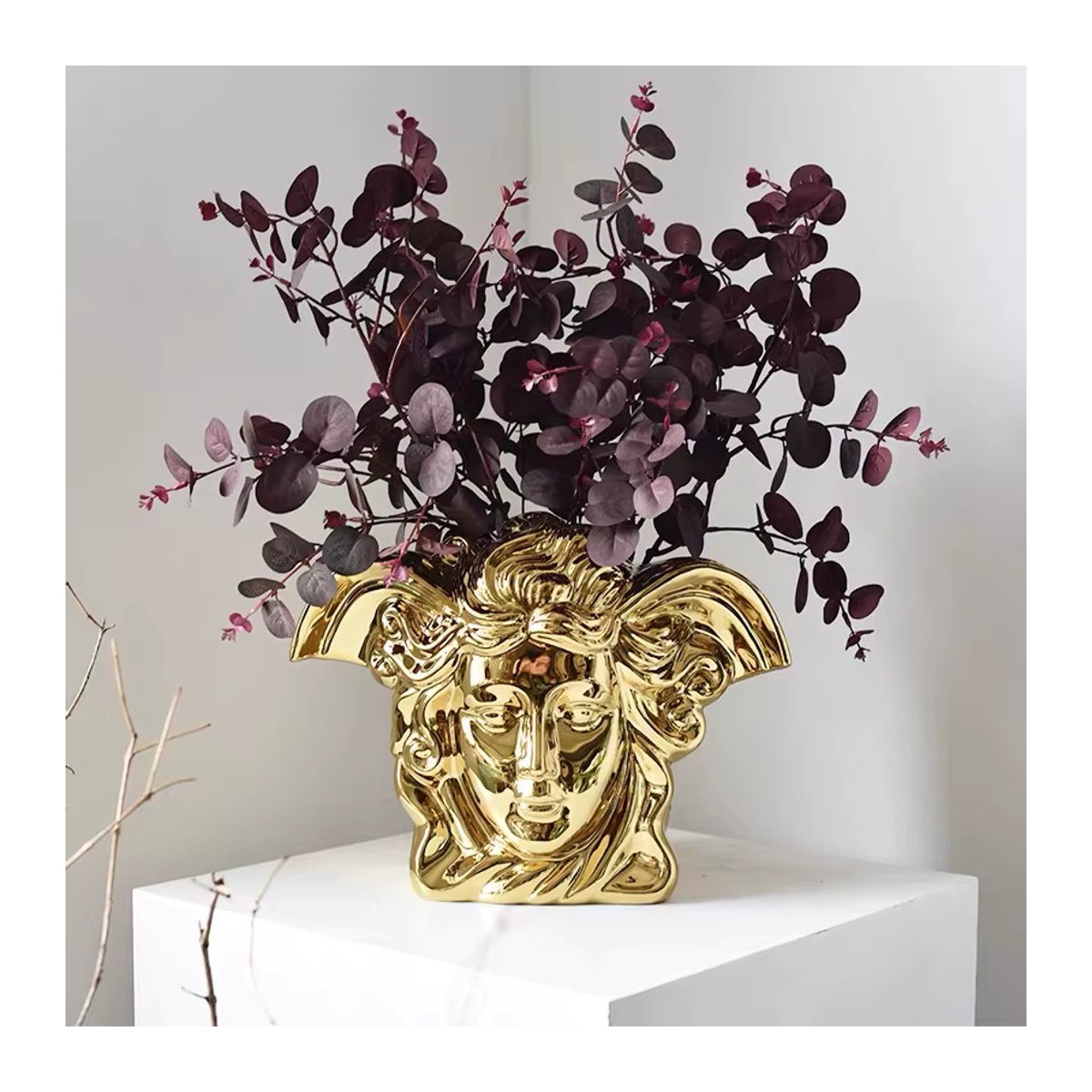 Moderne Keramikvase in Gold mit unregelmäßigem Design für Schnittblumen - Bild 1