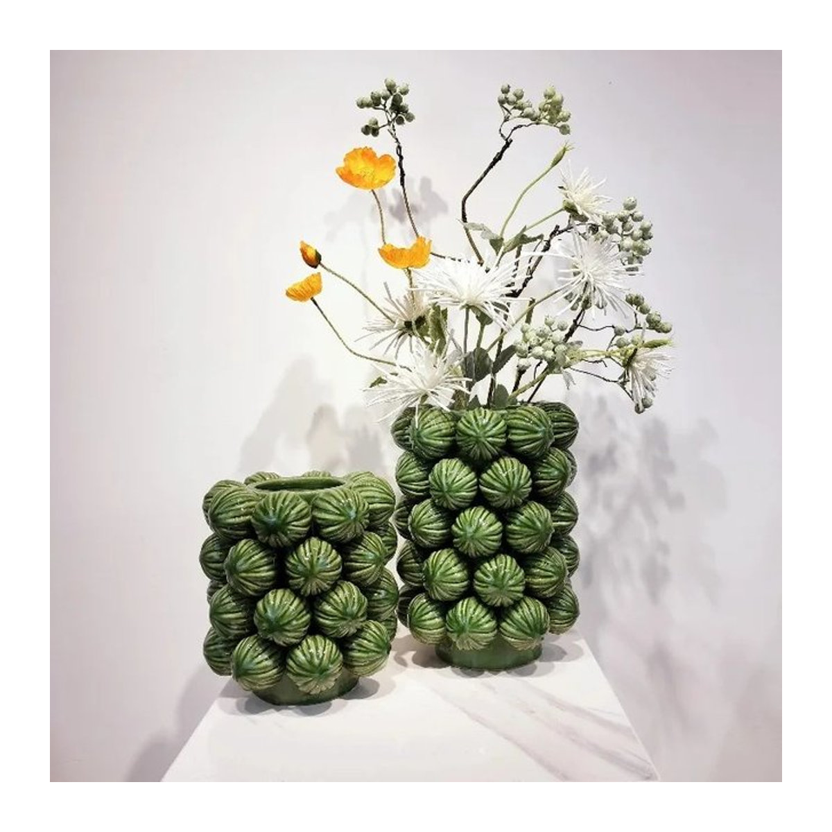 Moderne Keramikvase in Obst-Optik in Grün, minimalistische Dekoration im nordischen Stil für Schnittblumen, B/T/H: 24,5 x 9,6 x 24,5 cm - Bild 1