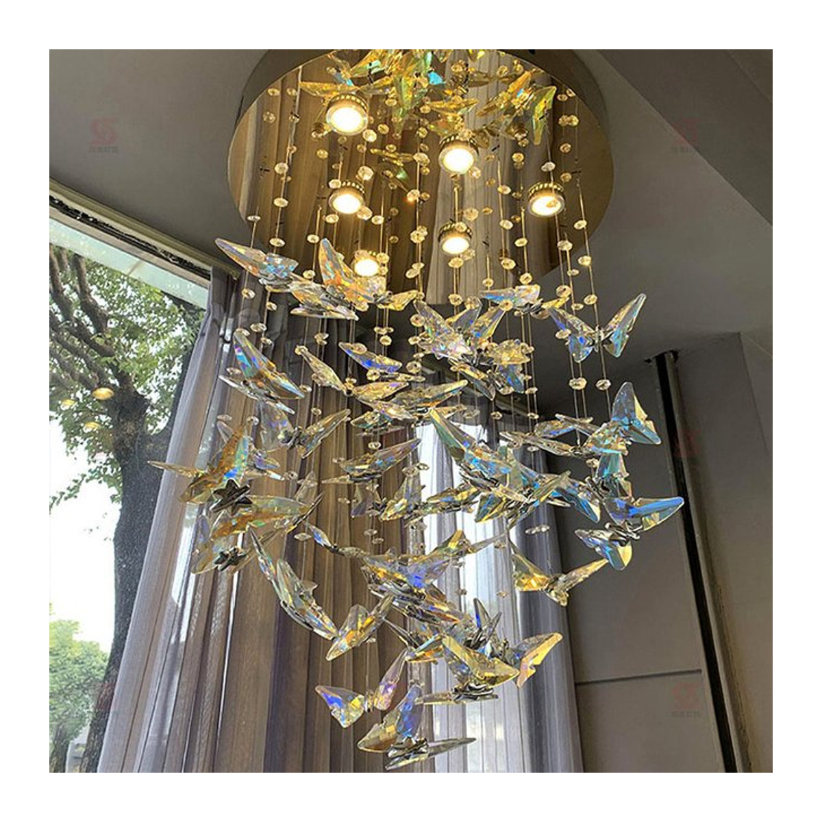 Moderne Kristall-Hängelampe von JIANKEXING als rotierender Schmetterlings-Kronleuchter aus Glas in Silber und Bunt für dein Wohnzimmer oder Loft - Bild 1