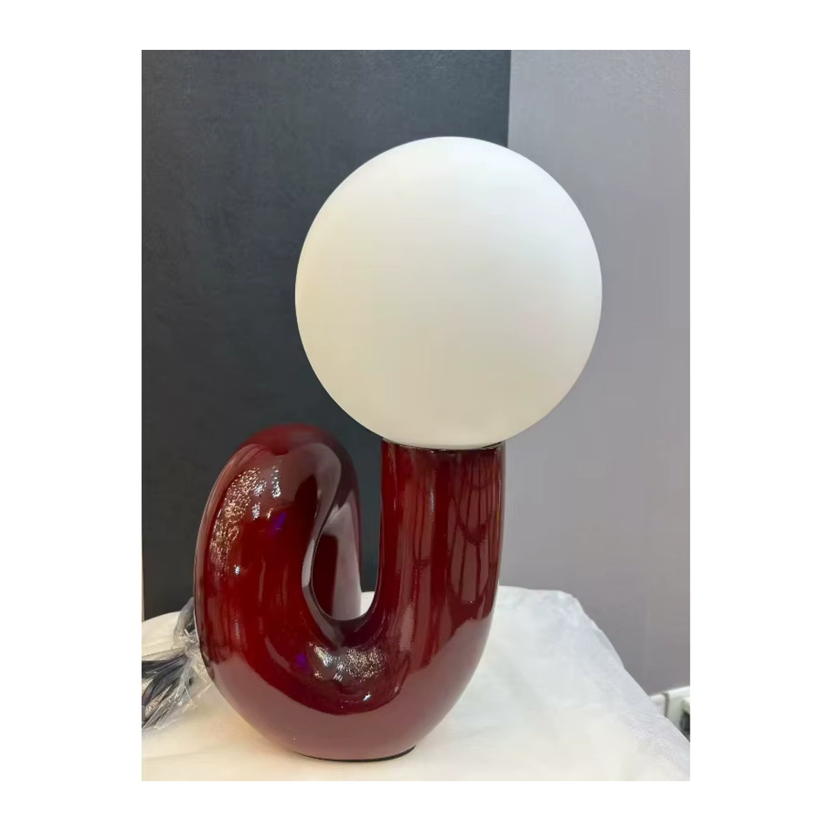 Moderne kugelförmige Tischlampe aus Glas von xiuxiu in Rot, minimalistisches Design für Wohnzimmer und Schlafzimmer - Bild 2