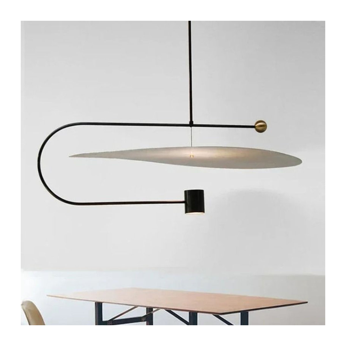 Moderne LED Anhängerleuchte aus Leder in Schwarz als kreativer Kronleuchter für Esstisch, Küche oder Wohnzimmer - Bild 1