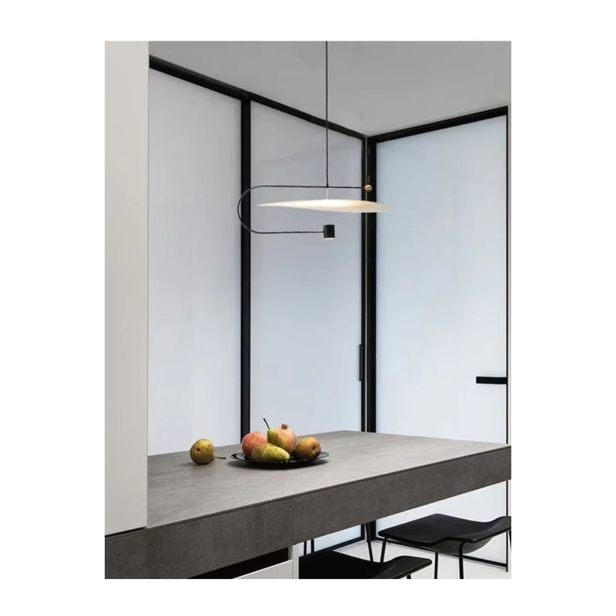 Moderne LED Anhängerleuchte aus Leder in Schwarz als kreativer Kronleuchter für Esstisch, Küche oder Wohnzimmer - Bild 3