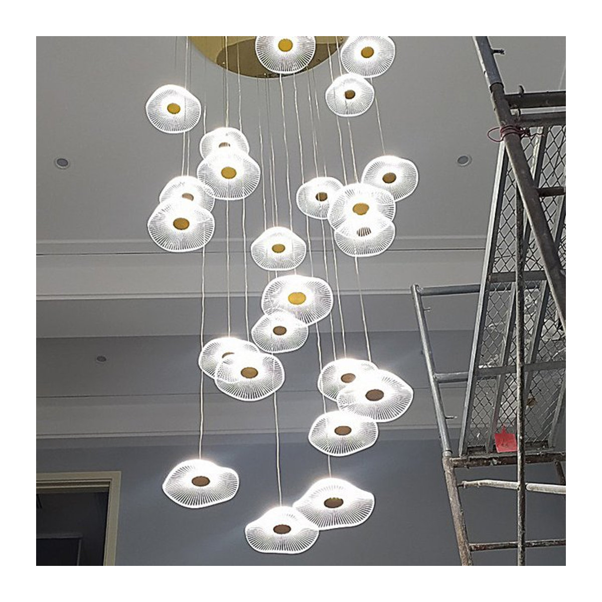 Moderne LED Pendelleuchte aus Acryl von JIANKEXING in Weiß und Silber für Wohnzimmer, Esszimmer oder Treppenhäuser - Bild 1