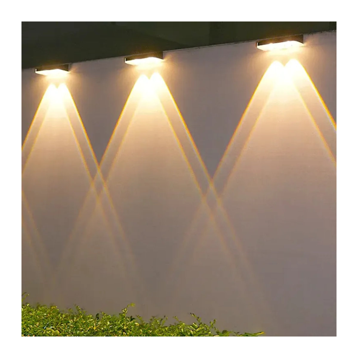 Moderne LED Solarleuchte in Schwarz für die Gartenbeleuchtung und Zaundekoration - Bild 3