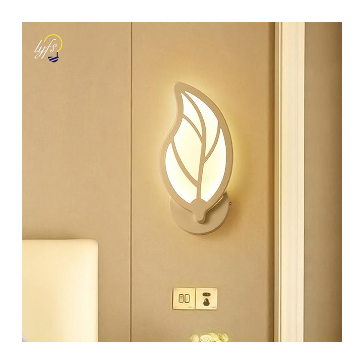 Moderne LED Wandleuchte von lyfs in Weiß für Wohnzimmer, Schlafzimmer und Hotel - Bild 1