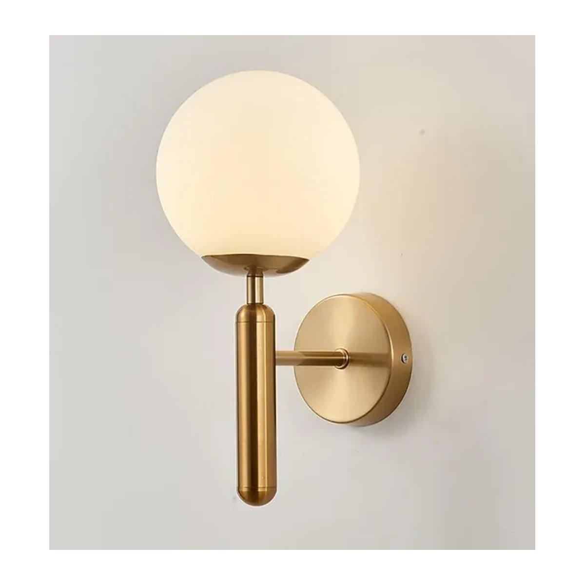 Moderne Mid-Century Glaskugel-Wandleuchte aus Messing und Glas in Gold - Bild 1