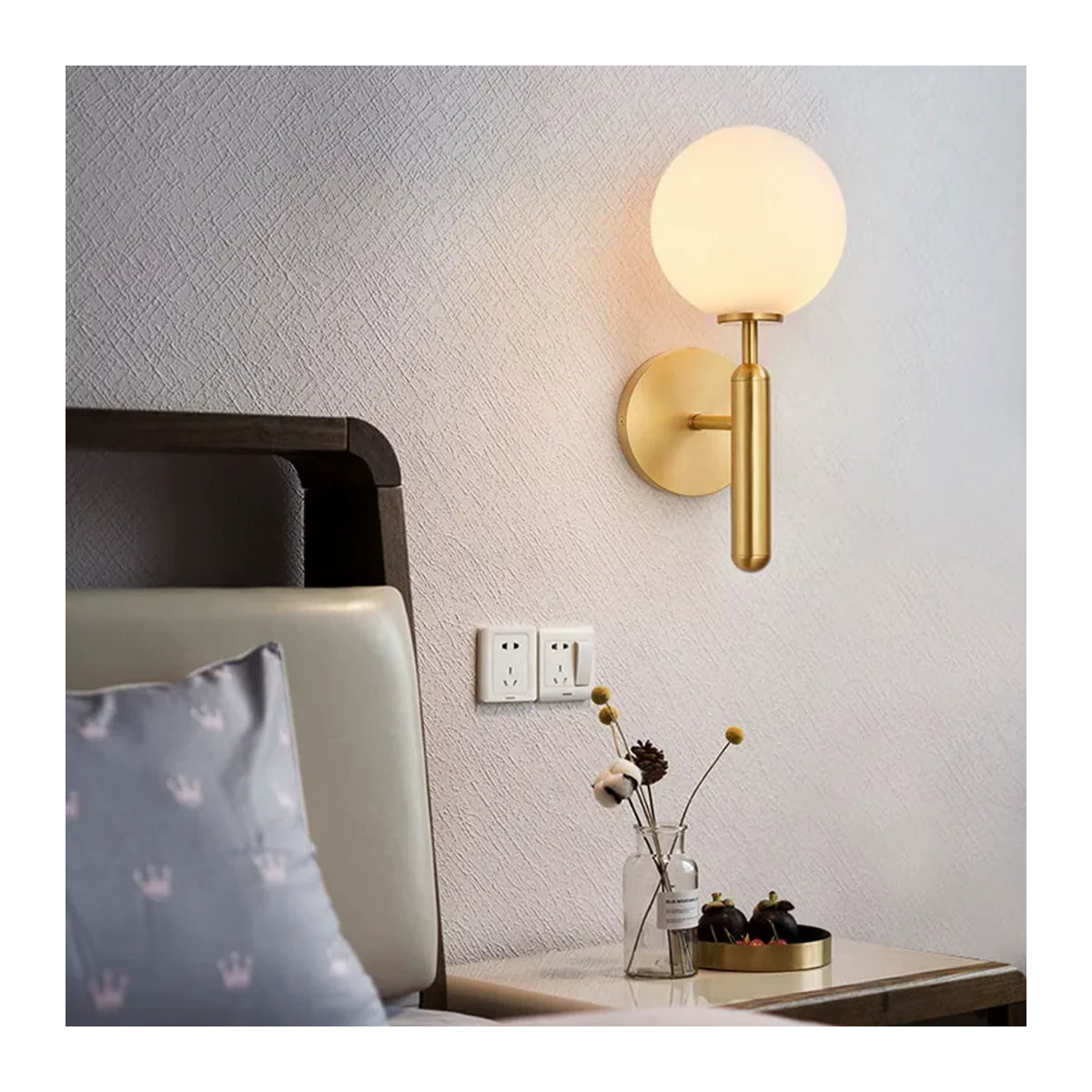 Moderne Mid-Century Glaskugel-Wandleuchte aus Messing und Glas in Gold - Bild 2