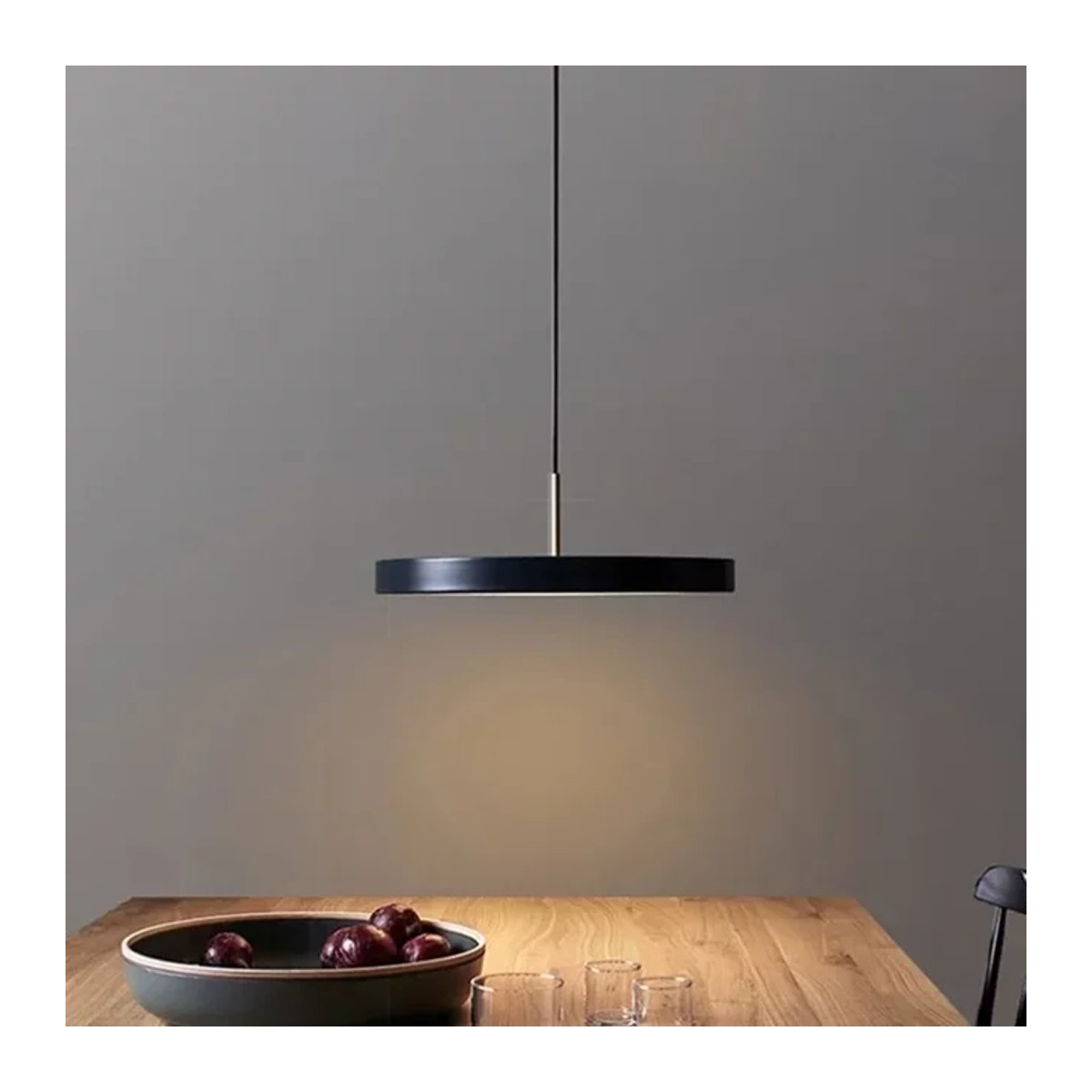 Moderne minimalistische LED-Pendelleuchte in Weiß oder Schwarz mit kaltweißem Licht - Bild 1