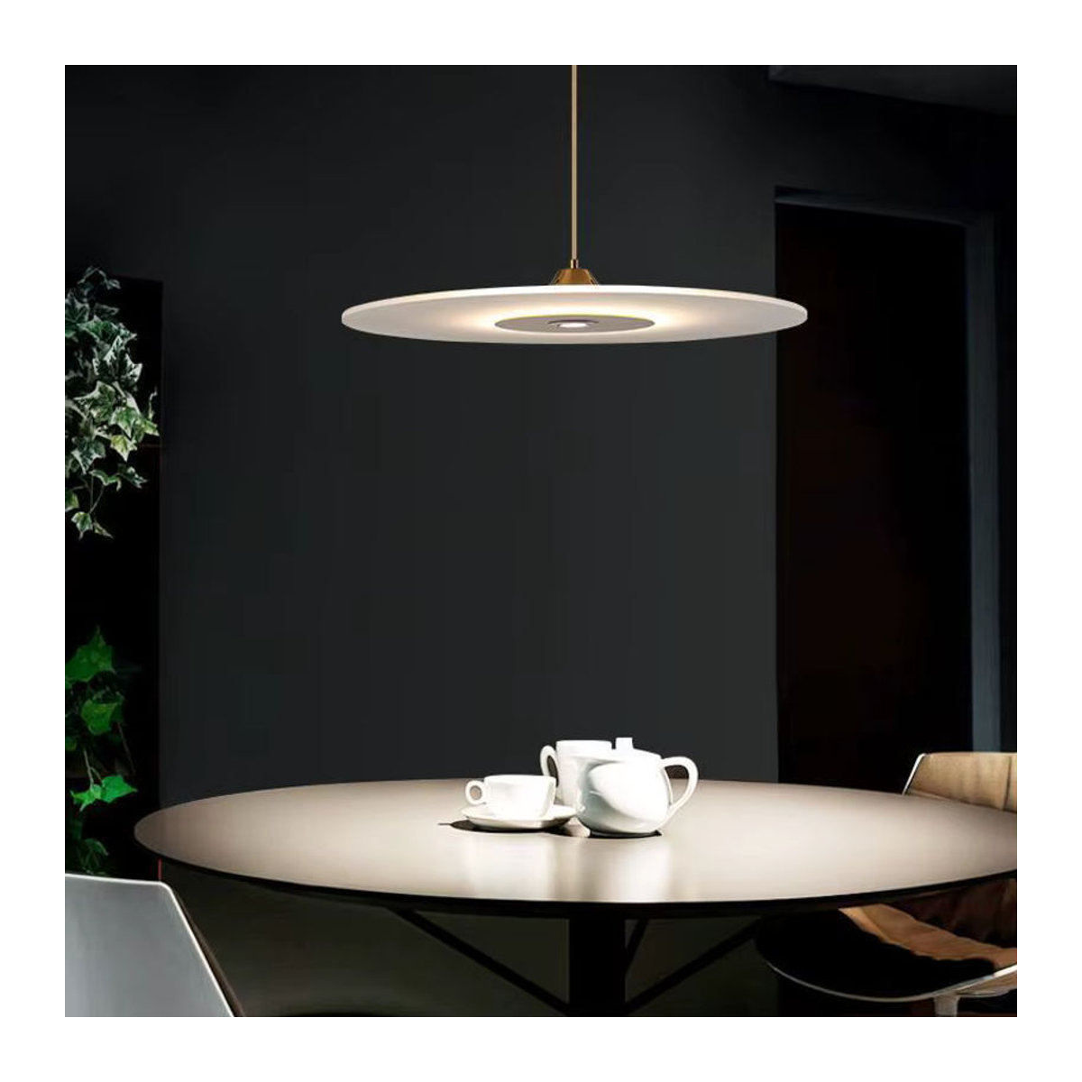Moderne minimalistische UFO-Pendelleuchte im nordischen Design für Büro, Arbeitszimmer oder Esszimmer in Schwarz/Weiß - Bild 2