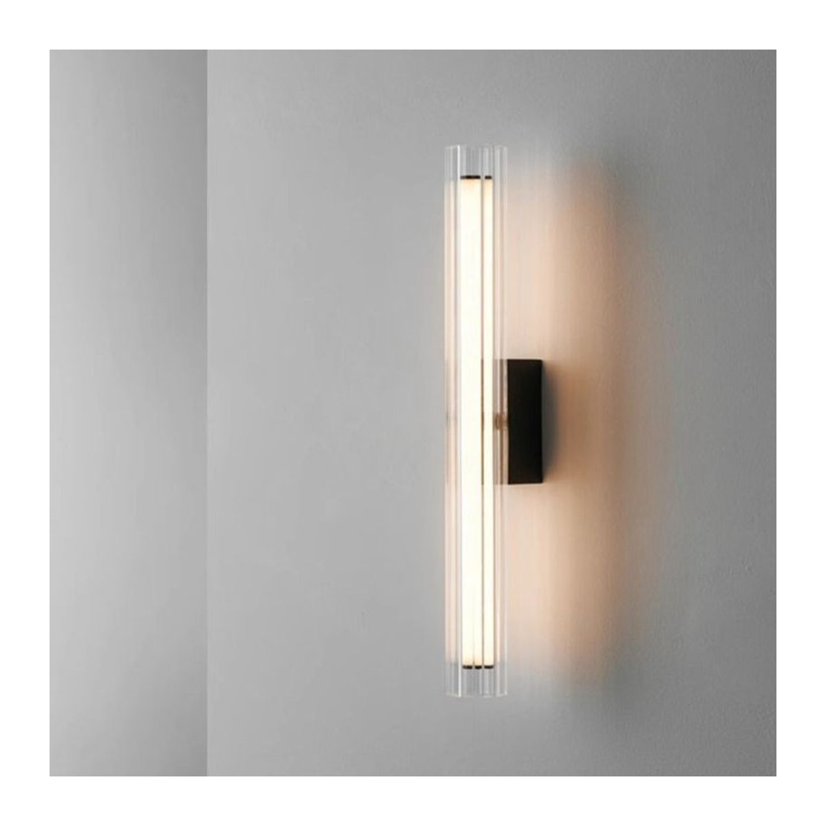 Moderne minimalistische Wandleuchte aus Glas in Schwarz für Wohnzimmer, Schlafzimmer oder Hotel im nordischen Design - Bild 1