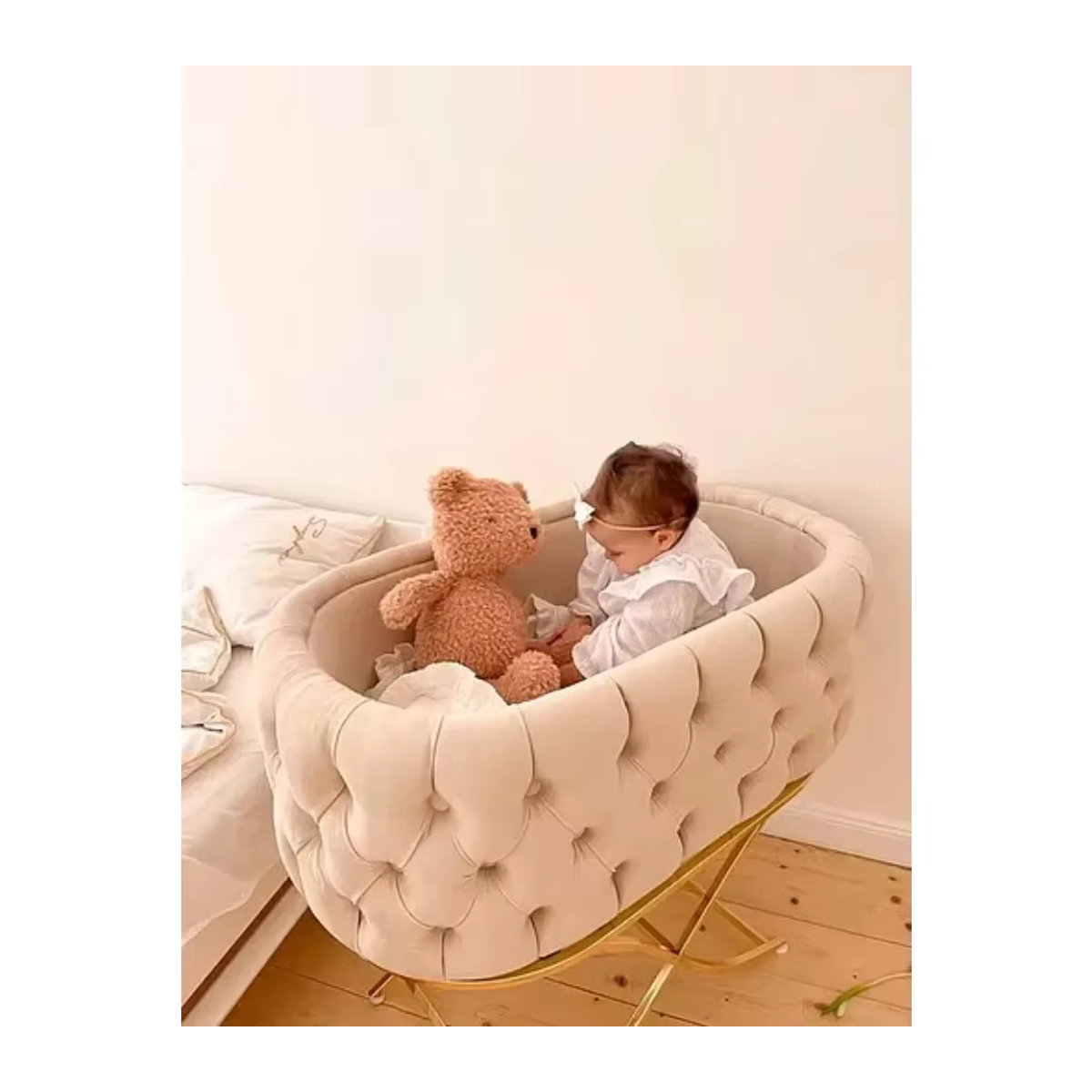 Moderne multifunktionale Babywiege von top12 aus Metall mit Samtbezug in Beige - Bild 2