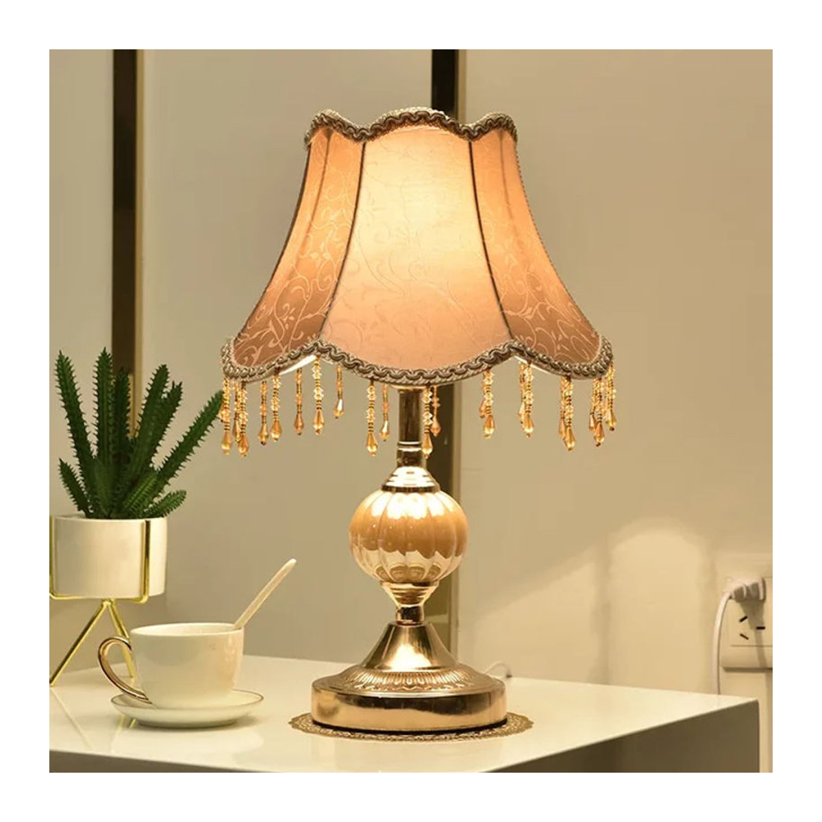 Moderne Retro Tischlampe Claeted in Beige für Schlafzimmer und Nachttisch - Bild 1