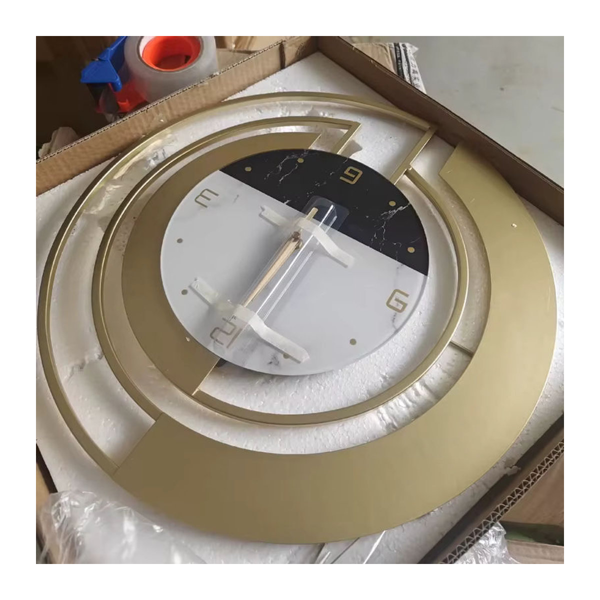 Moderne runde Wanduhr aus Metall mit Beleuchtung in Weiß und Gold, abstrakte geometrische Design-Wanduhr für Wohnzimmer und Eingangsbereich - Bild 4