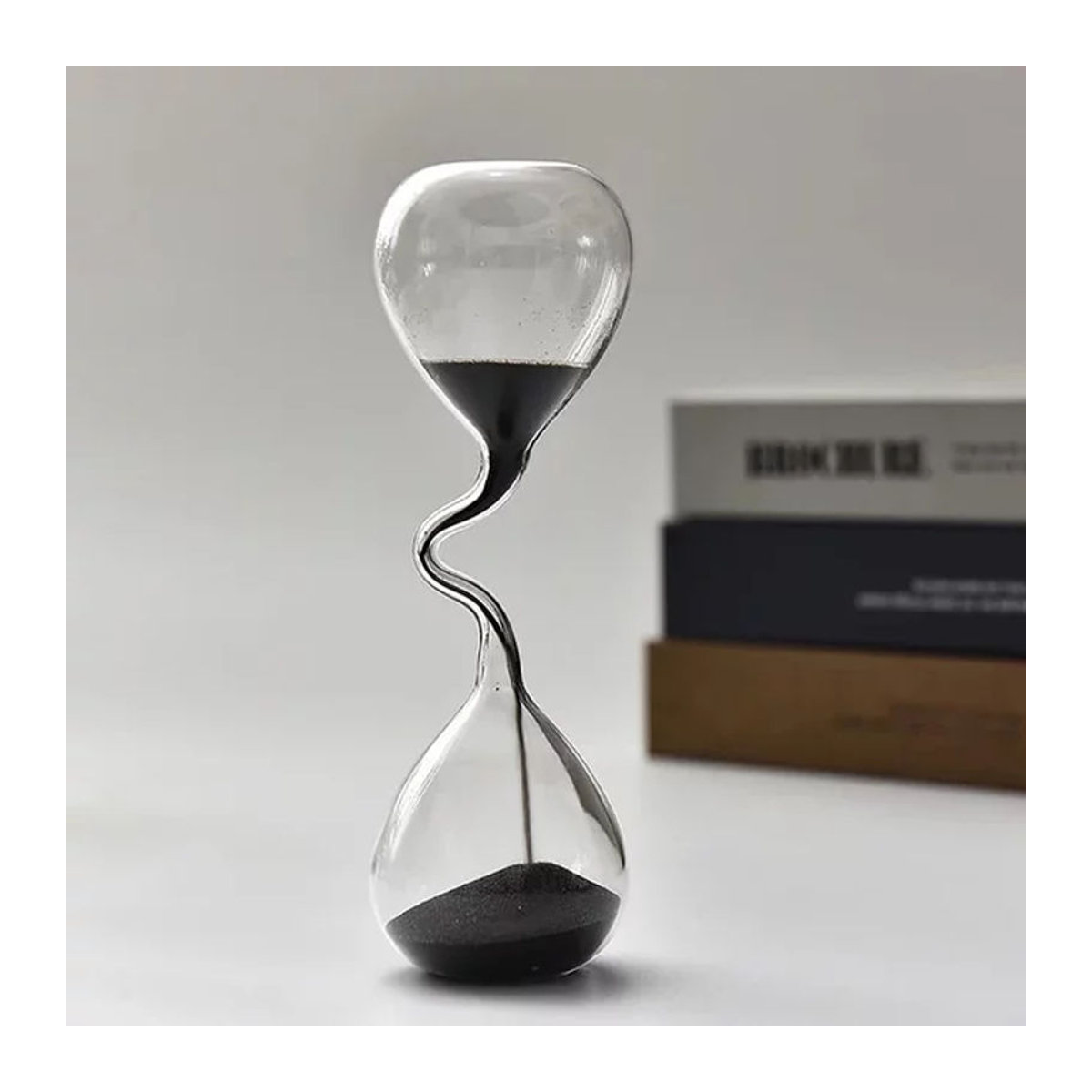 Moderne Sanduhr aus Glas von Jiahomily in Schwarz und Orange mit unregelmäßig gebogenem Design als ästhetisches Tisch-Ornament - Bild 1