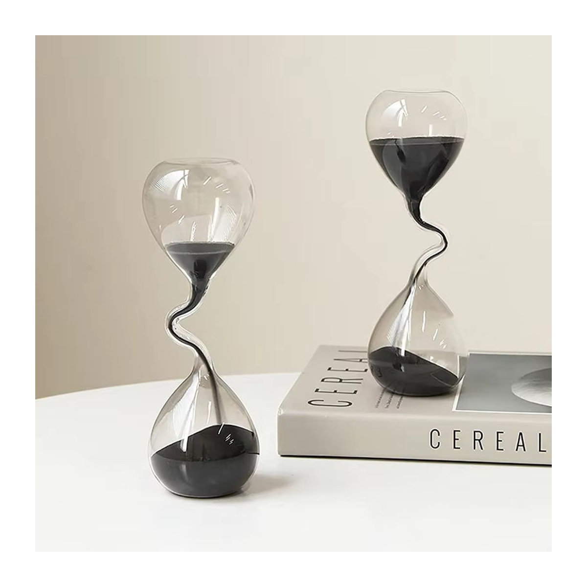 Moderne Sanduhr aus Glas von Jiahomily in Schwarz und Orange mit unregelmäßig gebogenem Design als ästhetisches Tisch-Ornament - Bild 3