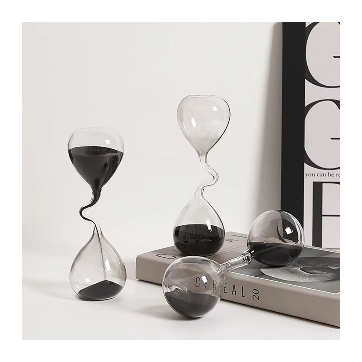 Moderne Sanduhr aus Glas von Jiahomily in Schwarz und Orange mit unregelmäßig gebogenem Design als ästhetisches Tisch-Ornament - Bild 4
