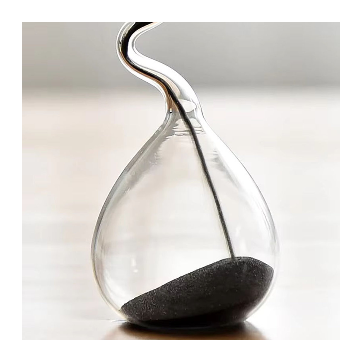 Moderne Sanduhr aus Glas von Jiahomily in Schwarz und Orange mit unregelmäßig gebogenem Design als ästhetisches Tisch-Ornament - Bild 5