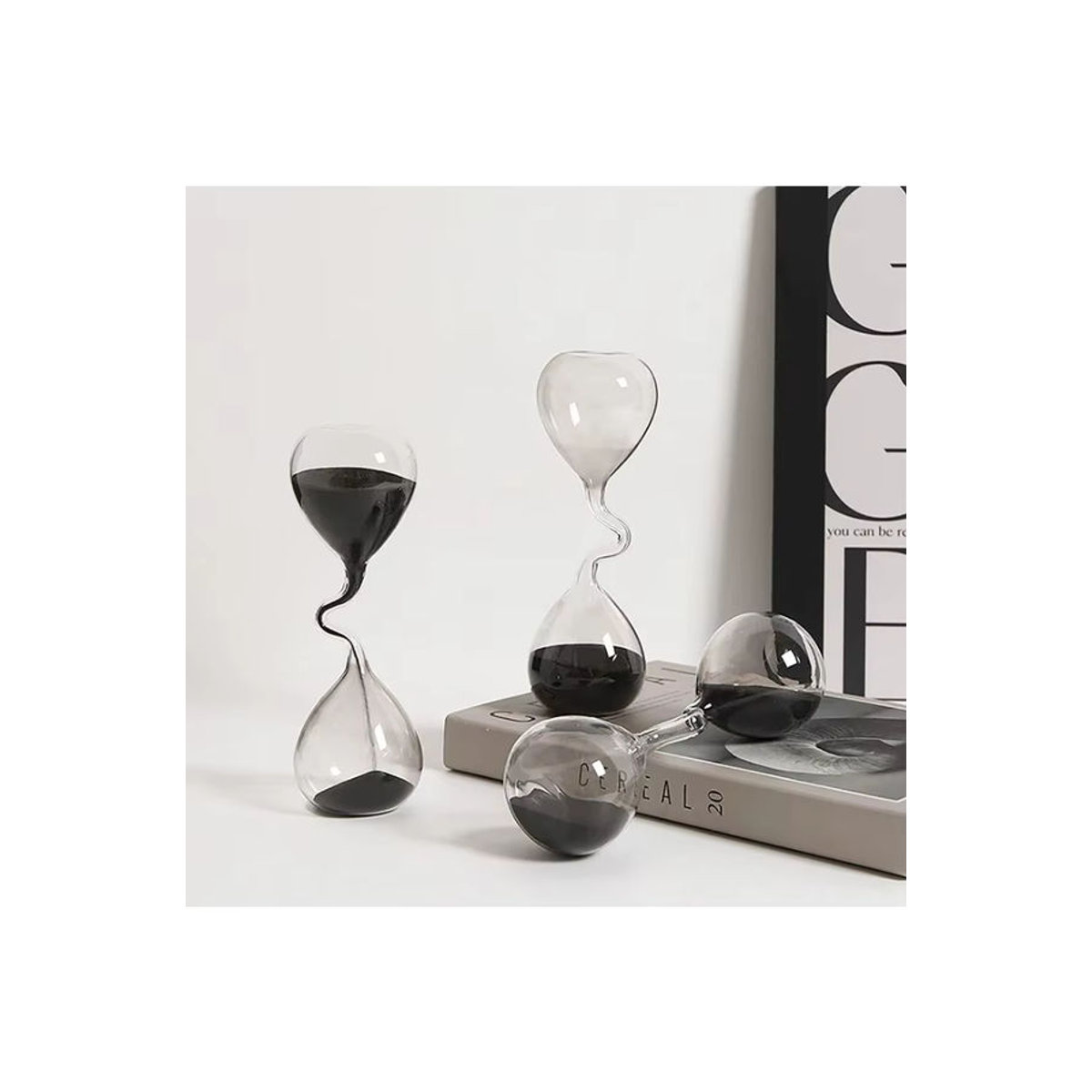 Moderne Sanduhr aus Glas von Jiahomily in Schwarz und Orange mit unregelmäßig gebogenem Design als ästhetisches Tisch-Ornament - Bild 7
