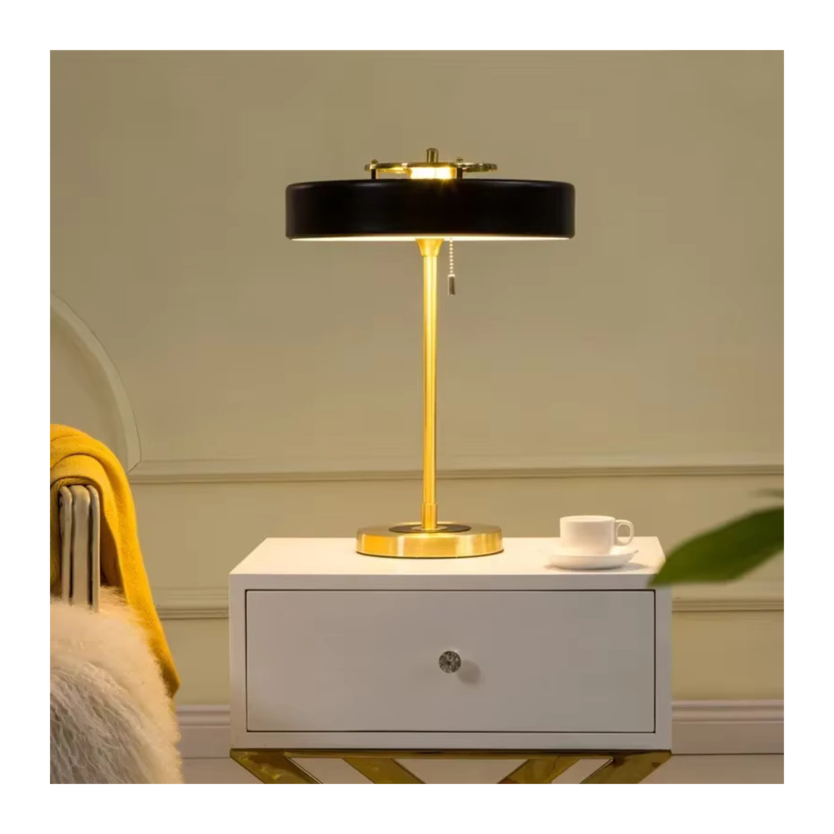 Moderne Tischlampe aus Metall in Schwarz für Schlafzimmer und Nachttisch - Bild 2