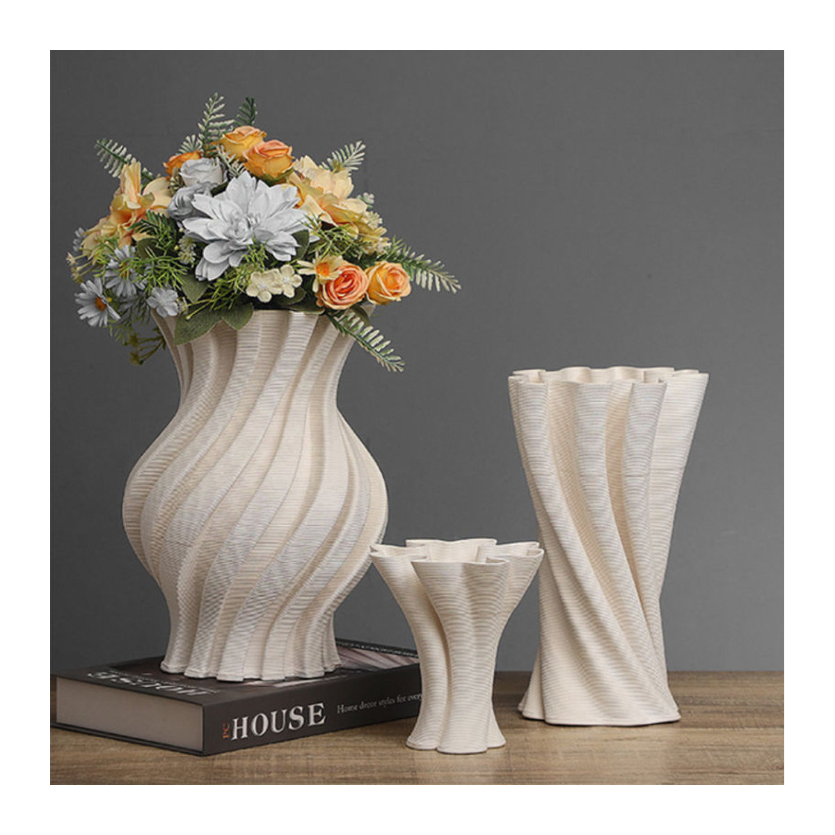 Moderne unregelmäßige Keramikvase von LISM in Weiß mit abstraktem 3D-Texturendruck für Schnittblumen und Tischdekoration - Bild 1