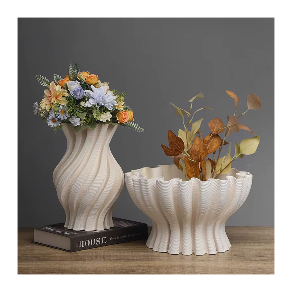 Moderne unregelmäßige Keramikvase von LISM in Weiß mit abstraktem 3D-Texturendruck für Schnittblumen und Tischdekoration - Bild 2