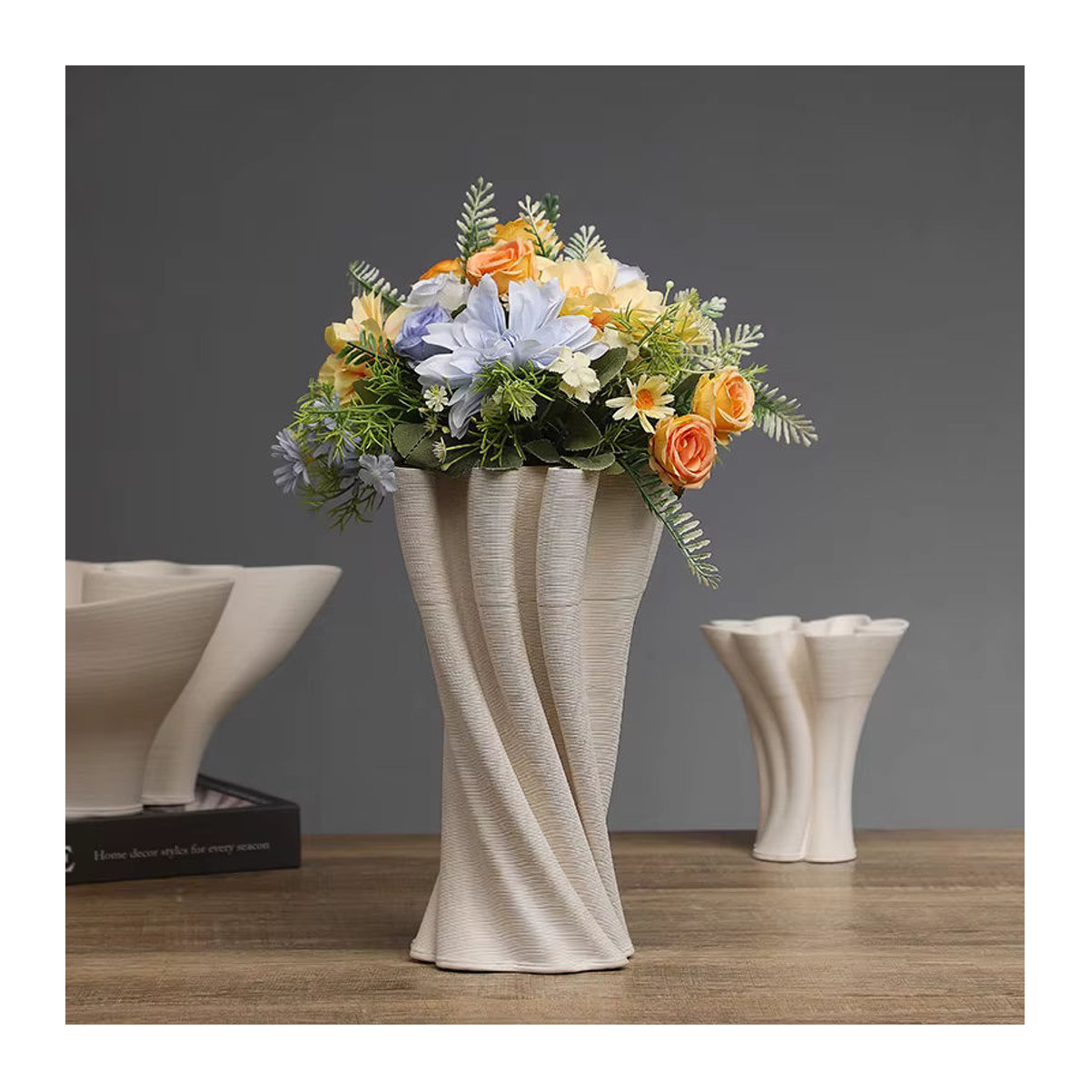 Moderne unregelmäßige Keramikvase von LISM in Weiß mit abstraktem 3D-Texturendruck für Schnittblumen und Tischdekoration - Bild 3