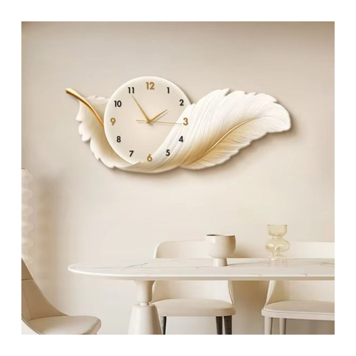 Moderne Wanduhr in Weiß mit Feder-Design, geräuschloses analoges Design für dein Wohnzimmer, Durchmesser: 50 cm - Bild 1