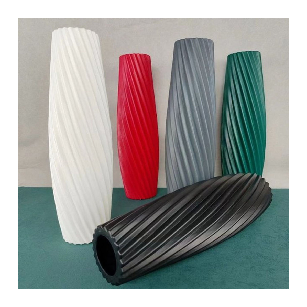 Moderne weiße Kunststoff Blumenvase mit Streifen-Design in zylindrischer Form für Schnittblumen und Dekoration - Bild 1
