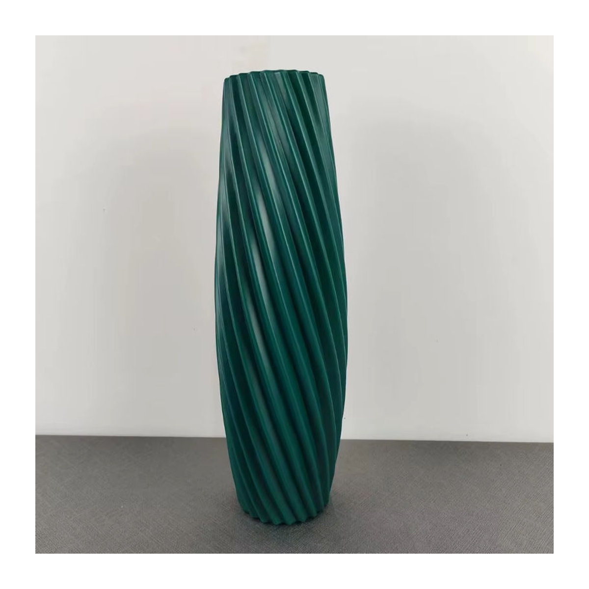 Moderne weiße Kunststoff Blumenvase mit Streifen-Design in zylindrischer Form für Schnittblumen und Dekoration - Bild 2
