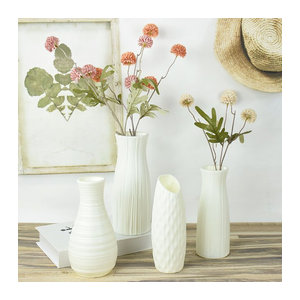 Moderne weiße Kunststoffvase im skandinavischen Design für Schnittblumen und Dekoration