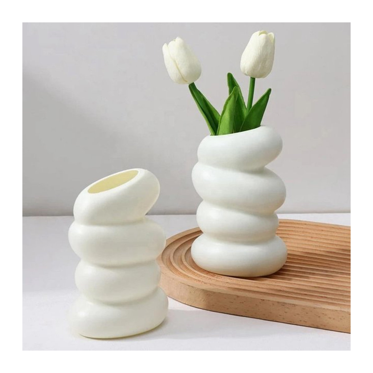 Moderne weiße Spiralkreisvase aus Kunststoff für Wohnzimmer und Arbeitszimmer als kreatives Kunstornament - Bild 1