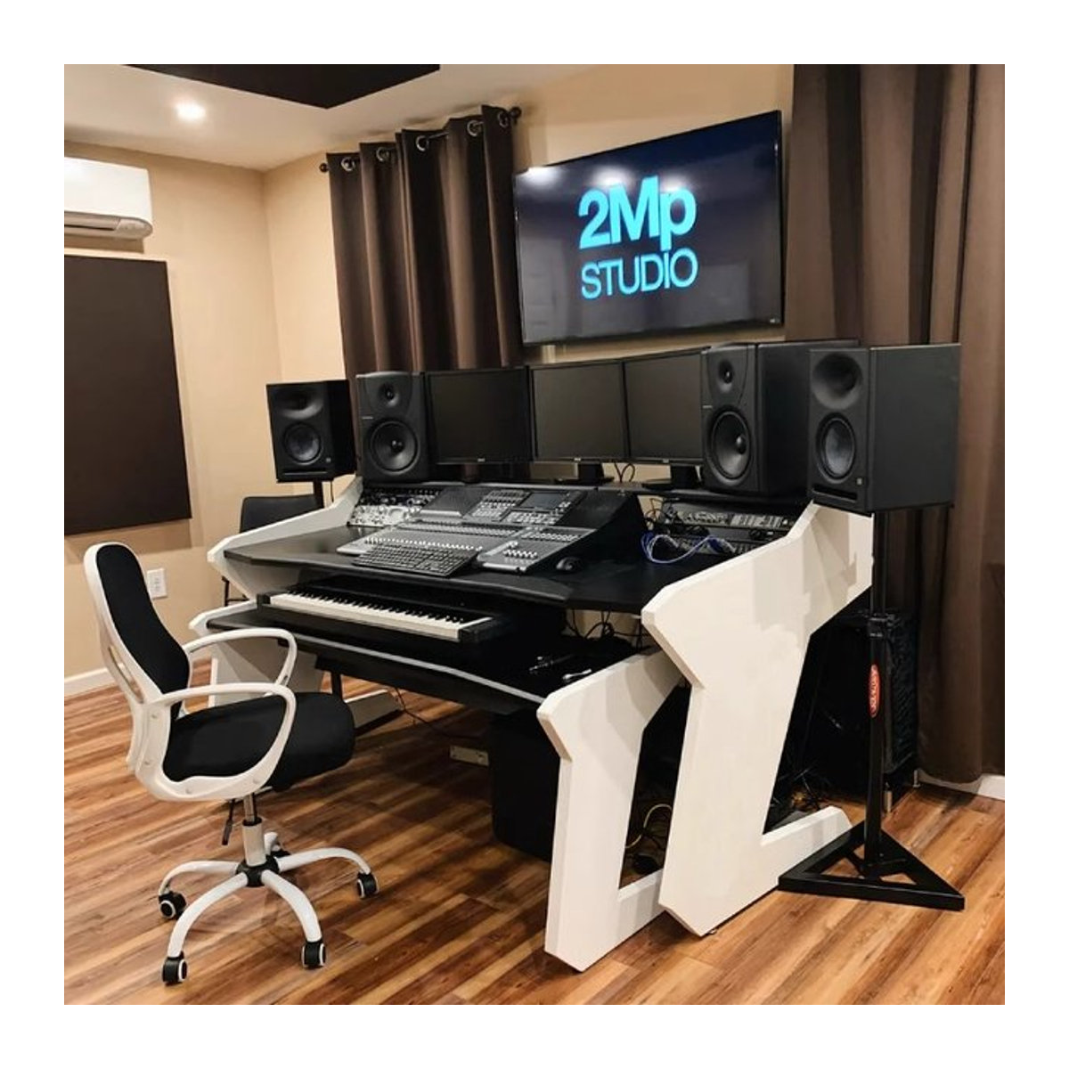 Moderner Anordnungstisch in Schwarz als Musikwerkbank für Aufnahmestudios und die Herstellung von Audio-Equipment oder Klaviertischen - Bild 1