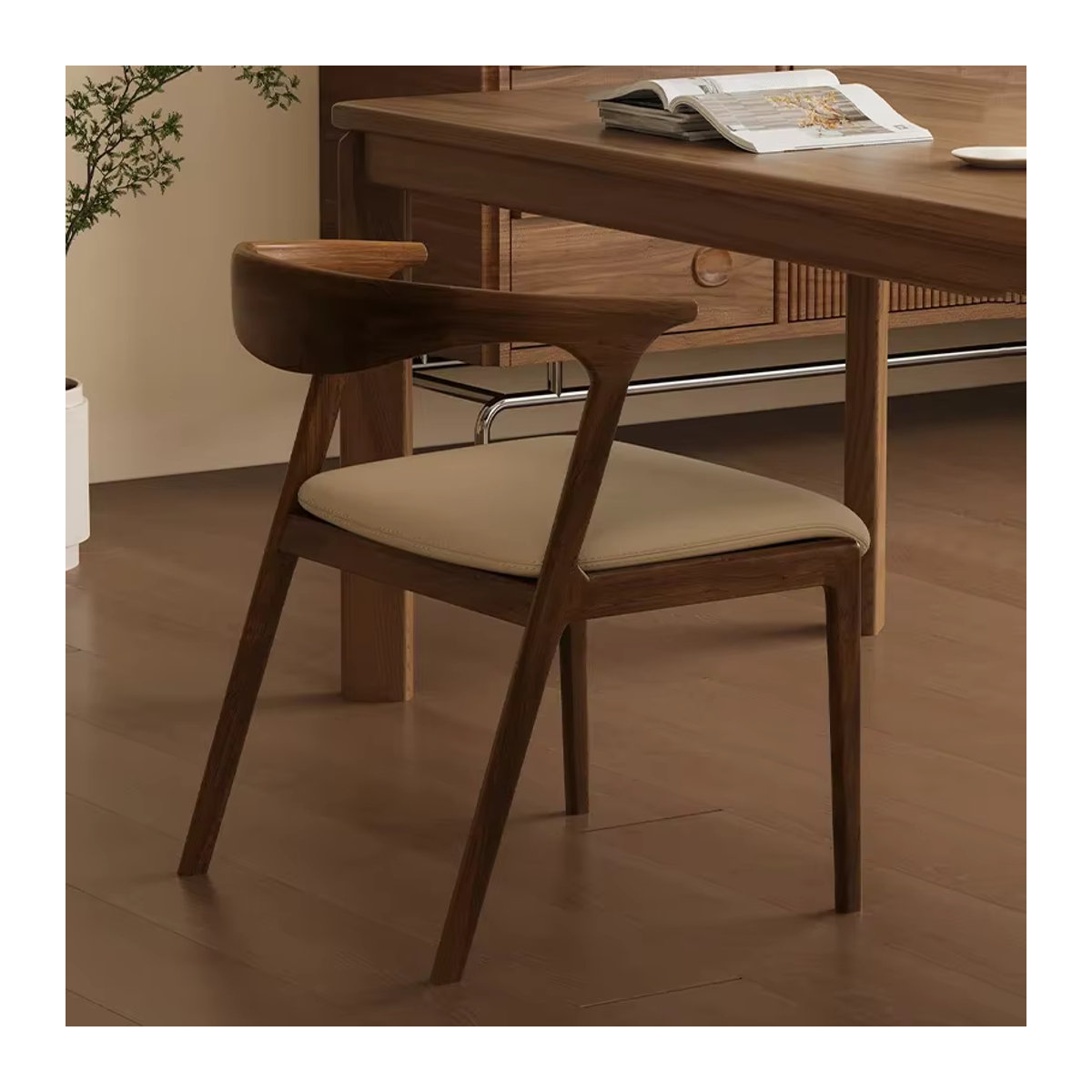 Moderner Esszimmerstuhl im Mid-Century Design aus Holz und Stoff in Schwarz oder Braun - Bild 3