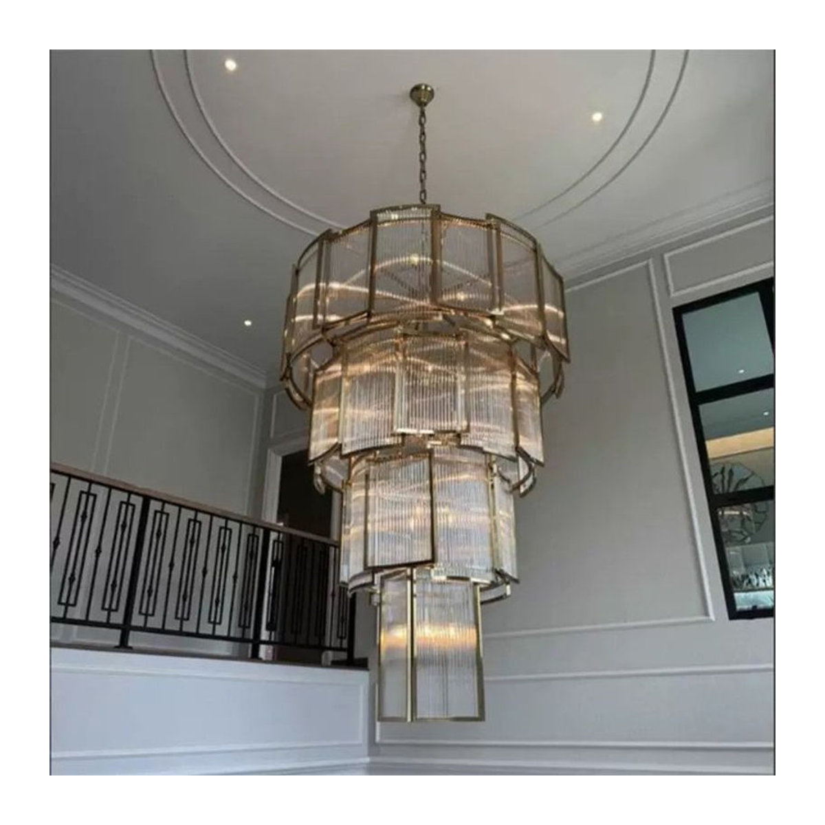 Moderner Kronleuchter aus Edelstahl in Gold mit Kristall-Elementen für Wohnzimmer und Treppenhaus - Bild 1