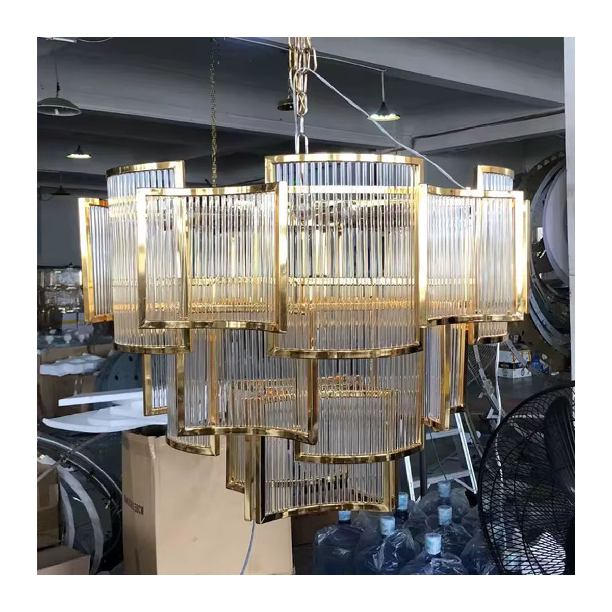 Moderner Kronleuchter aus Edelstahl in Gold mit Kristall-Elementen für Wohnzimmer und Treppenhaus - Bild 6