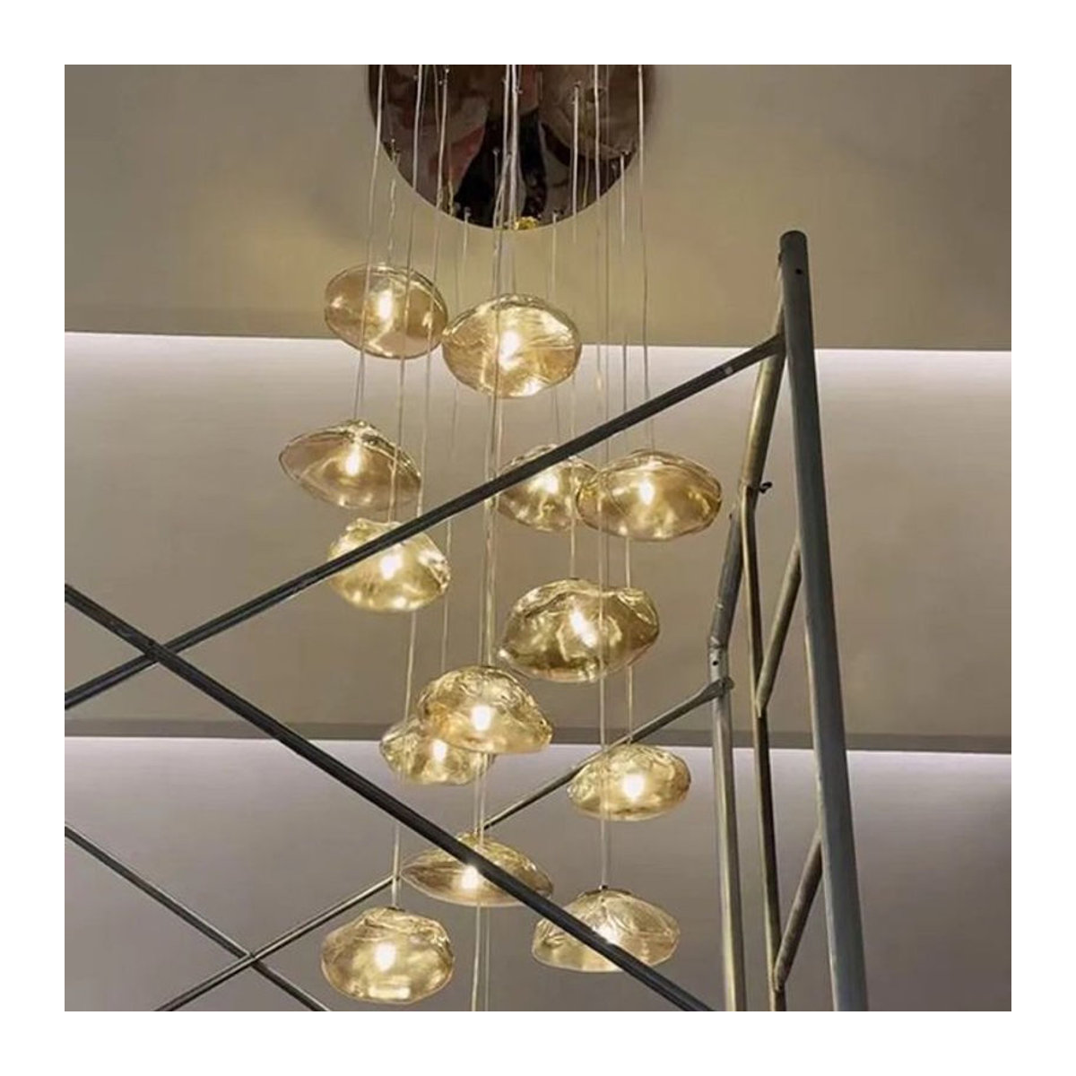 Moderner LED Kronleuchter aus Glas von Gbbmade in Grau und Weiß für Wohnzimmer und Treppenhaus - Bild 1
