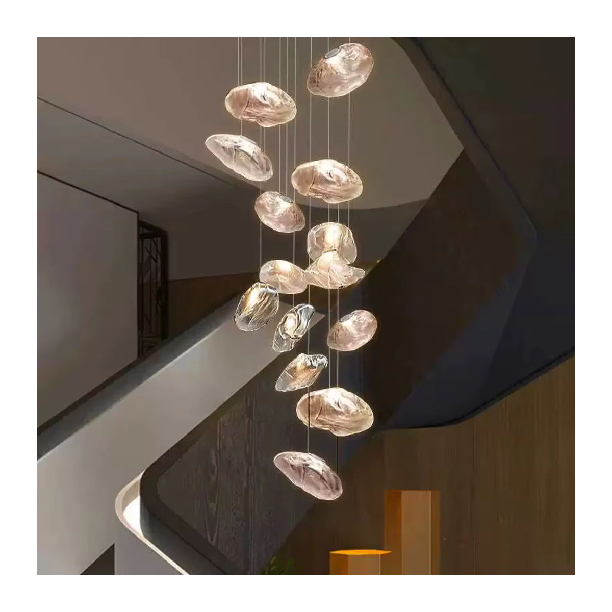 Moderner LED Kronleuchter aus Glas von Gbbmade in Grau und Weiß für Wohnzimmer und Treppenhaus - Bild 2