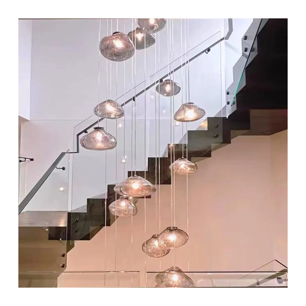 Moderner LED Kronleuchter aus Glas von Gbbmade in Grau und Weiß für Wohnzimmer und Treppenhaus - Bild 4