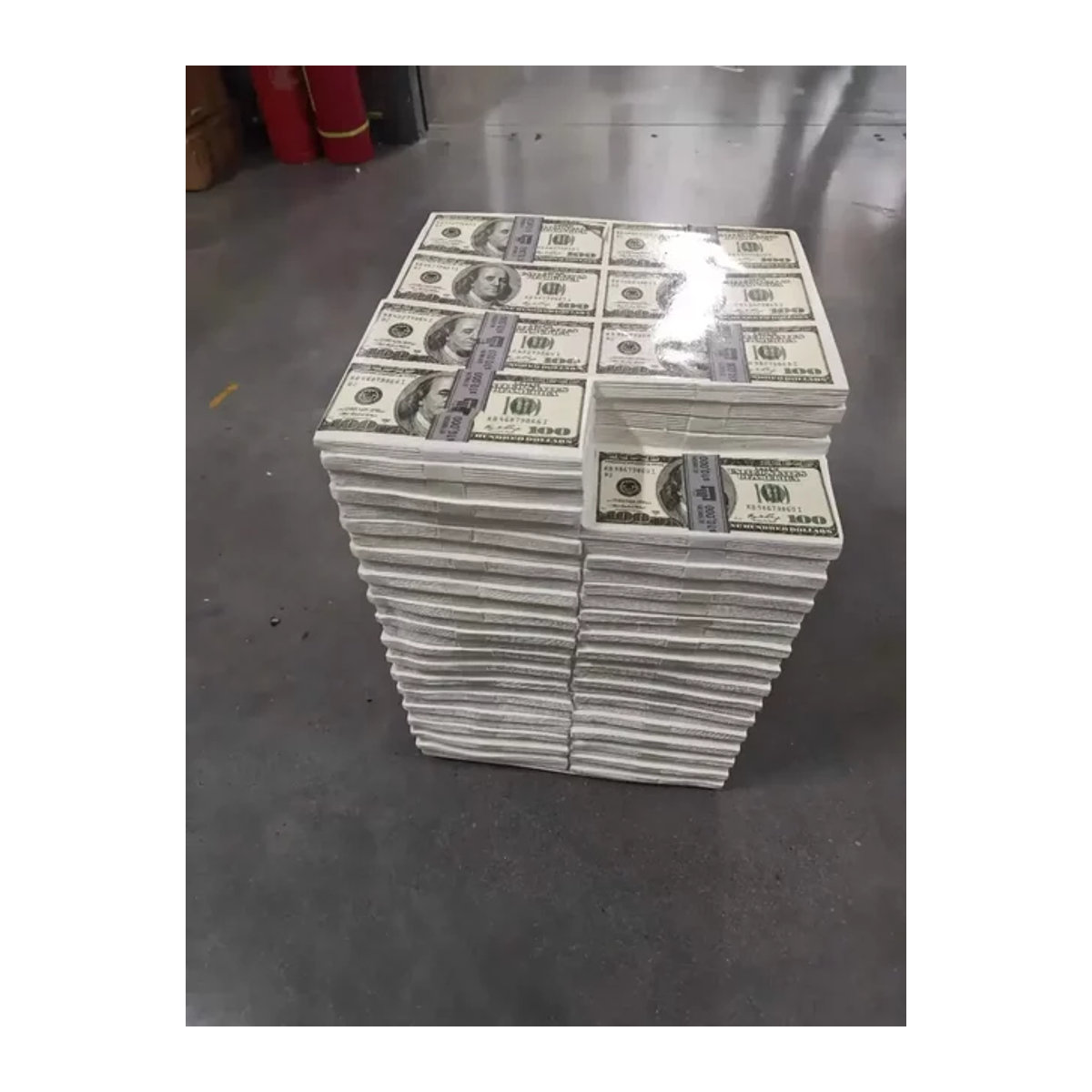 Moderner Polsterhocker im INS-Stil als bunter Barhocker mit Dollar-Design und abstraktem Muster - Bild 1