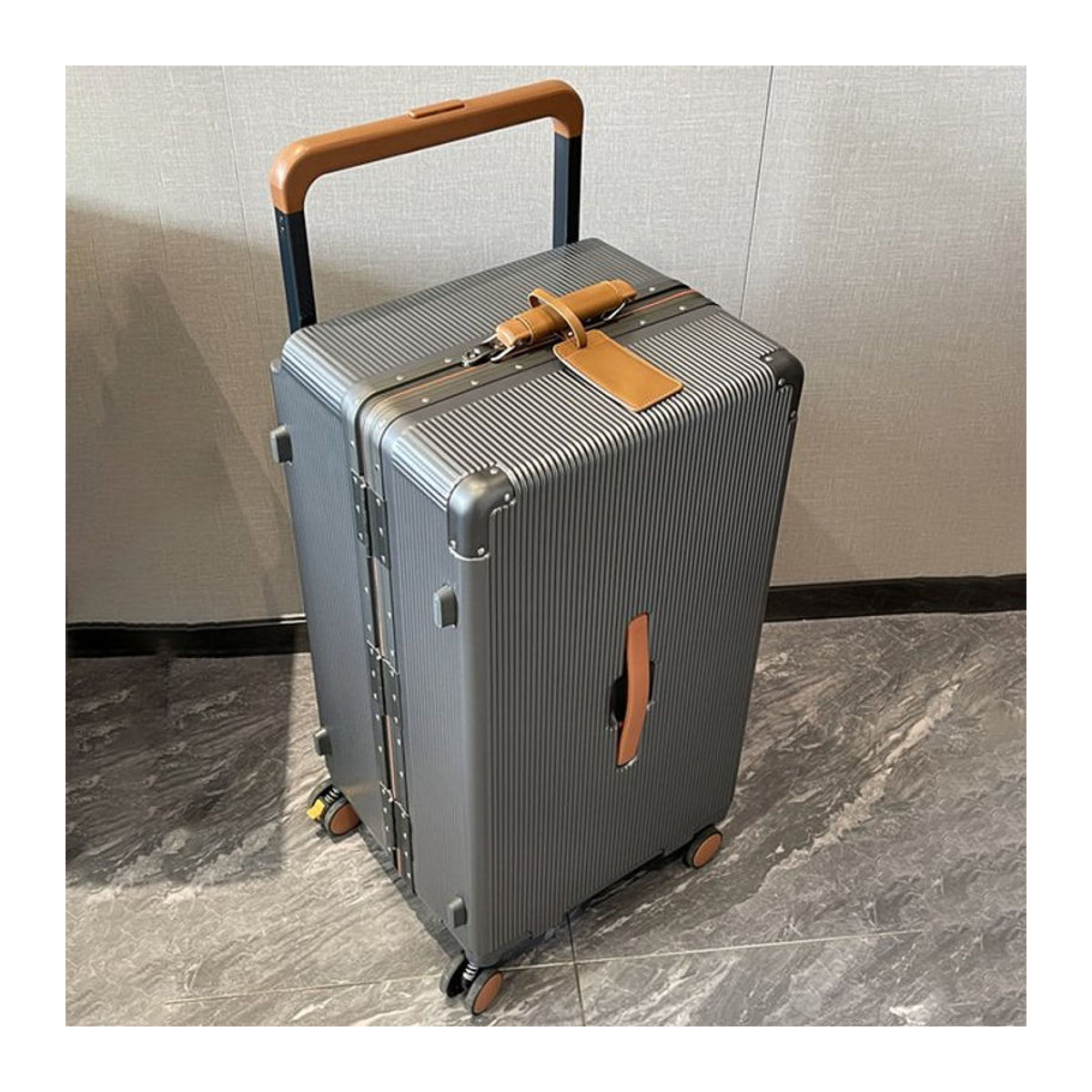 Moderner Reise-Trolley mit Aluminiumrahmen und breitem Griff als Handgepäck-Kabinenkoffer in Silber und Grau - Bild 1