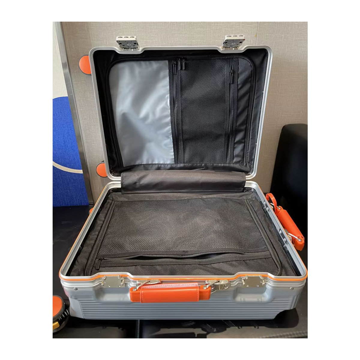 Moderner Reise-Trolley mit Aluminiumrahmen und breitem Griff als Handgepäck-Kabinenkoffer in Silber und Grau - Bild 2