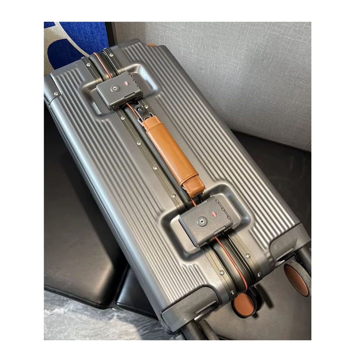 Moderner Reise-Trolley mit Aluminiumrahmen und breitem Griff als Handgepäck-Kabinenkoffer in Silber und Grau - Bild 3