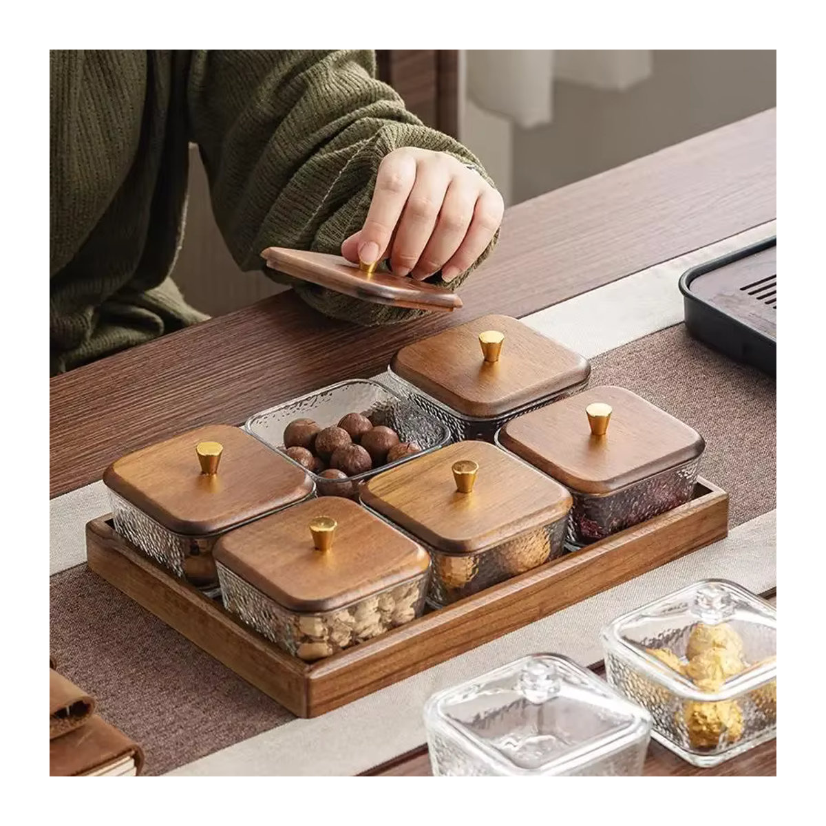 Modernes Snack-Tablett aus Glas und Nussbaumholz in rechteckiger Form mit transparenten Schalen - Bild 3