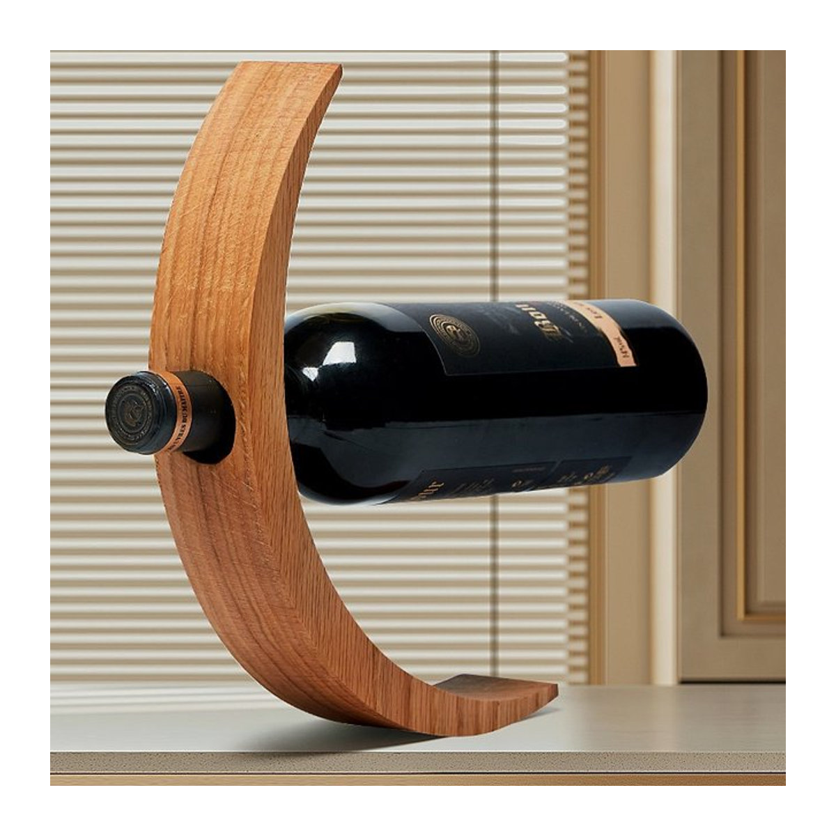 Modernes Weinregal aus Holz in Beige und Natur, minimalistisches und freistehendes Aufbewahrungsregal für dein Wohnzimmer - Bild 1