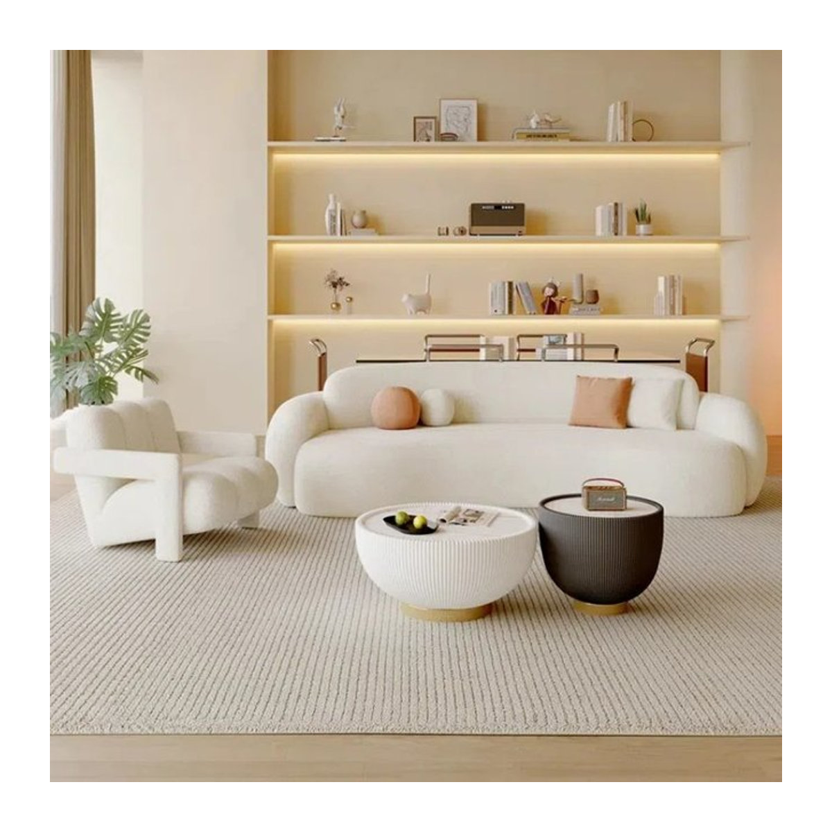 Modernes Windsofa von DUTRIEUX in Creme mit Bouclé-Bezug und Nackenrollen - Bild 1