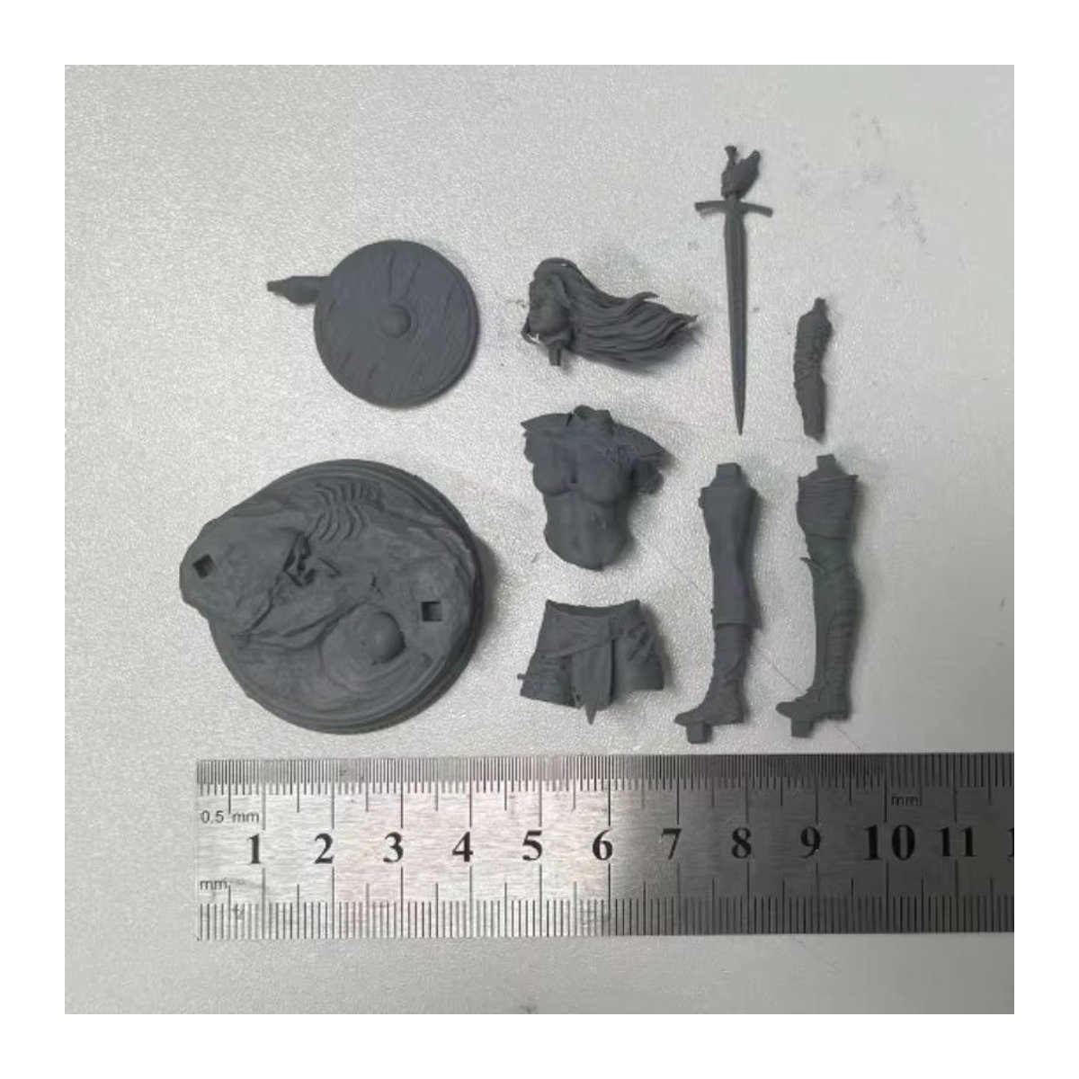 MODX Miniatur-Skulptur Weibliche Schwertkämpferin aus Kunstharz im Maßstab 1:24, unbemaltes Fantasy-Modell für Erwachsene, mehrfarbig - Bild 3