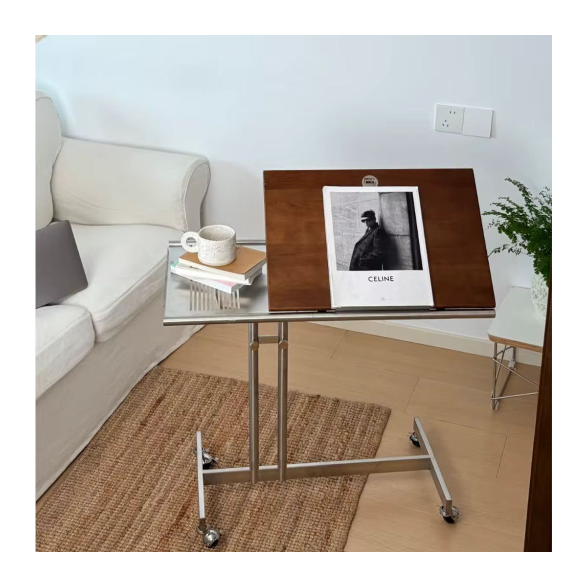 MOMO Mittelalterlicher Aufbewahrungswagen aus Massivholz in Nussbaum mit Edelstahl-Elementen als beweglicher Beistelltisch und Musiknotenhalter - Bild 2